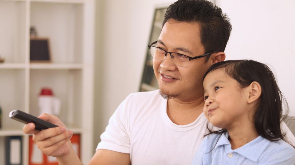 Ein Vater und seine Tochter vor dem fernseher