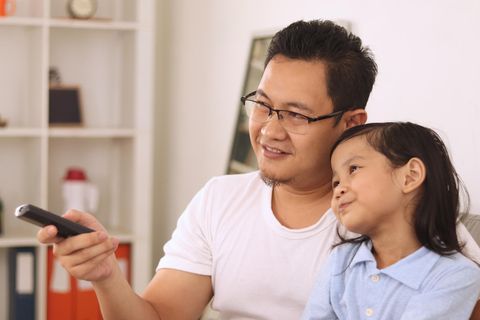 Ein Vater und seine Tochter vor dem fernseher