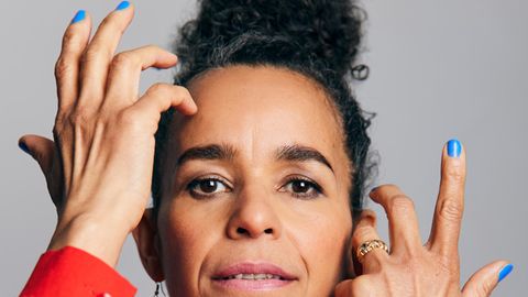 Die Fotografin Sonja Tobias porträtiert in "Die Leuchtenden" Frauen ab 47. Auf den Seiten des Onlinemagazins "Palais F*luxx" sind starke Frauen wie Florence zu sehen. Der Gedanke: Wenn die Gesellschaft schon nicht mehr den Scheinwerfer auf uns richtet, tun wir das eben selbst: Wir sagen, was wir an uns mögen 