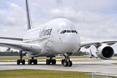 Ein Flugzeug vom Typ Airbus A380 auf dem Rollfeld in München