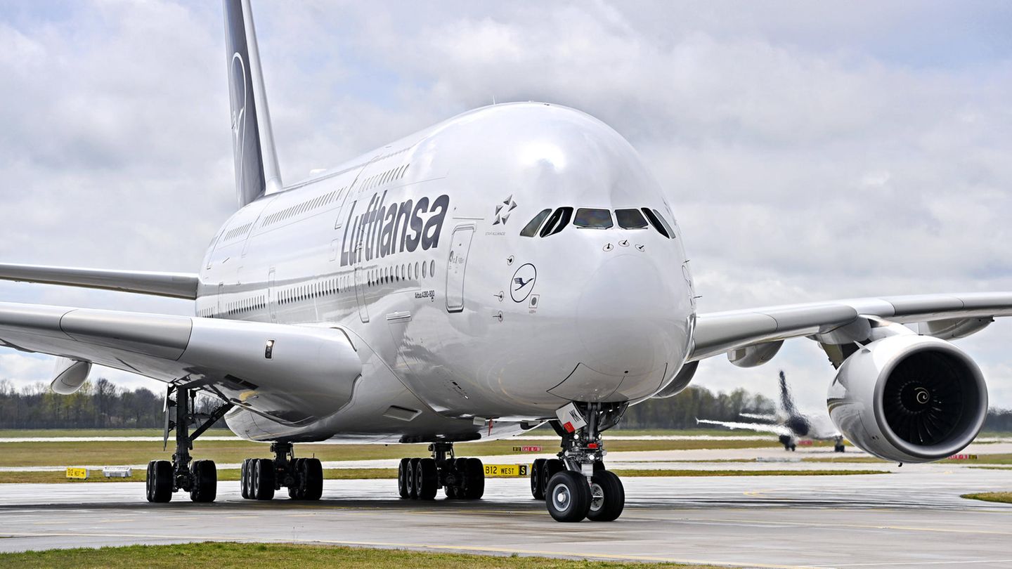 Ein Flugzeug vom Typ Airbus A380 auf dem Rollfeld in München
