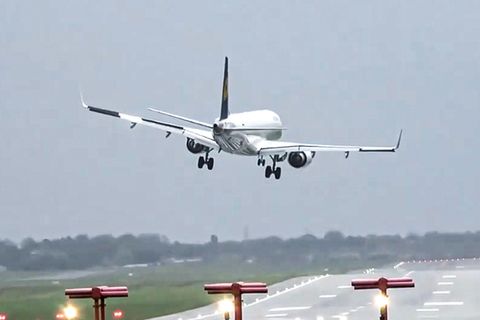 Wacklige Landung: Seitenwinde machen Piloten in Birmingham das Leben schwer