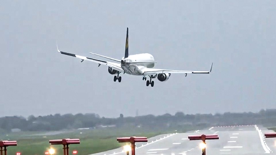 Wacklige Landung: Seitenwinde machen Piloten in Birmingham das Leben schwer