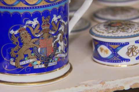 Video: Souvenirproduktion läuft vor Charles' Krönung auf Hochtouren
