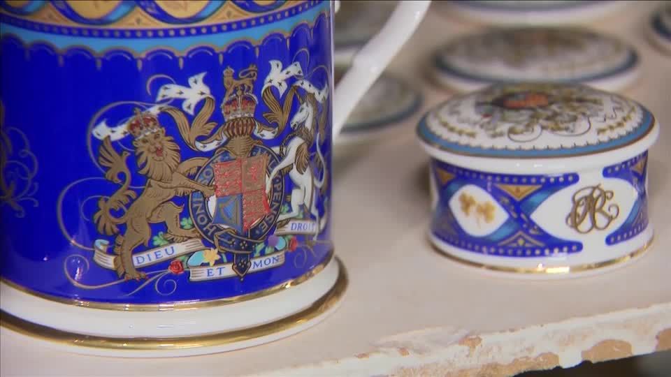Video: Souvenirproduktion läuft vor Charles' Krönung auf Hochtouren