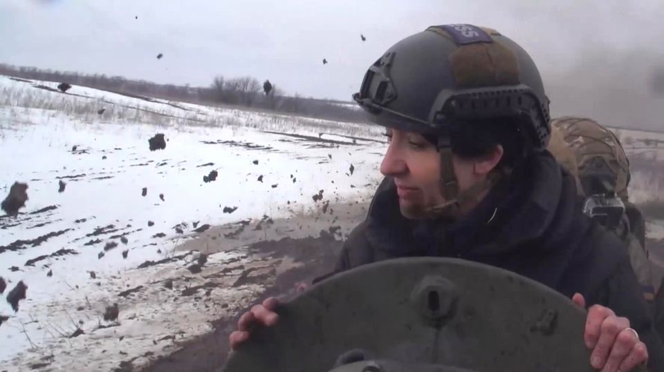 Bachmut: Ukrainische Soldaten nehmen Reporterin mit an die Front Bachmut: Ukrainische Soldaten nehmen Reporterin mit an die Front