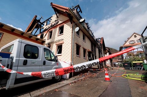 Die Staatsanwaltschaft ließ die Ruine des früheren Hotels in Gernsbach für ihre Ermittlungen zur Brandursache absperren