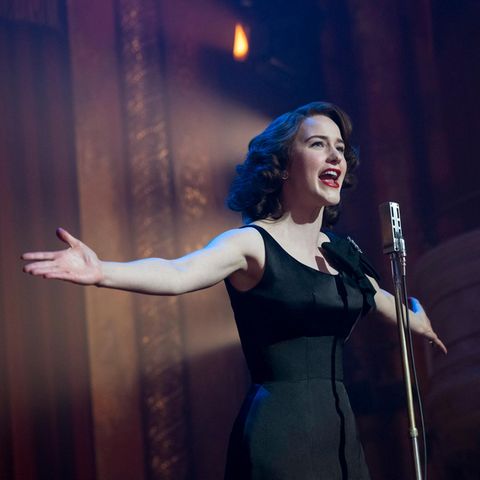 Eine Aufnahme aus der Serie "Marvelous Mrs. Maisel": Komikerin Midge Maisel steht auf der Bühne.