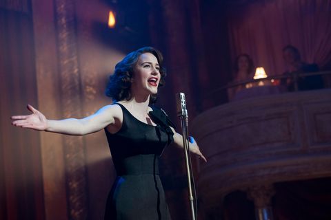 Eine Aufnahme aus der Serie "Marvelous Mrs. Maisel": Komikerin Midge Maisel steht auf der Bühne.
