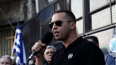 Ilias Kasidiaris spricht vor Publikum. Er will für die kommenden Parlamentswahlen in Griechenland kandidieren.