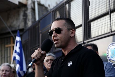 Ilias Kasidiaris spricht vor Publikum. Er will für die kommenden Parlamentswahlen in Griechenland kandidieren.