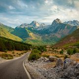 Albanien gehört eher zu den Underdogs der beliebtesten Reiseziele Europas. Und trotzdem ist das Land in Südosteuropa mit seiner abwechslungsreichen Landschaft ein optimales Reiseziel für preiswertes Camping. Mehr als 50 Campingplätze zwischen Bergen und Meer locken sparsame Camper – und wer noch günstiger campen möchte, darf sich mit dem Wohnmobil auch in die freie Natur stellen.   Durchschnittlicher Preis pro Nacht: 13,05 Euro