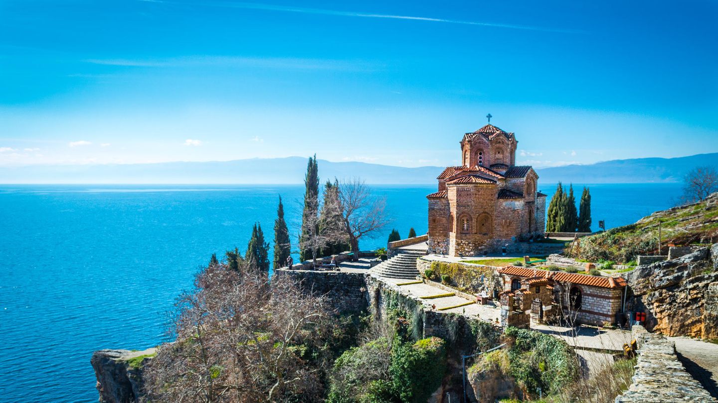 Widlcampen ist in Nordmazedonien offiziell zwar nicht erlaubt, günstig ist der Camping-Urlaub in dem beschaulichen Balkan-Land trotzdem. Camper haben zwar noch nicht die größte Auswahl an Stellplätzen, da das Land den Tourismus erst für sich entdeckt; dafür aber jede Menge Orte, die eben noch nicht von Urlaubern überlaufen sind.   Durchschnittlicher Preis pro Nacht: 14,20 Euro