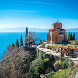 Widlcampen ist in Nordmazedonien offiziell zwar nicht erlaubt, günstig ist der Camping-Urlaub in dem beschaulichen Balkan-Land trotzdem. Camper haben zwar noch nicht die größte Auswahl an Stellplätzen, da das Land den Tourismus erst für sich entdeckt; dafür aber jede Menge Orte, die eben noch nicht von Urlaubern überlaufen sind.   Durchschnittlicher Preis pro Nacht: 14,20 Euro