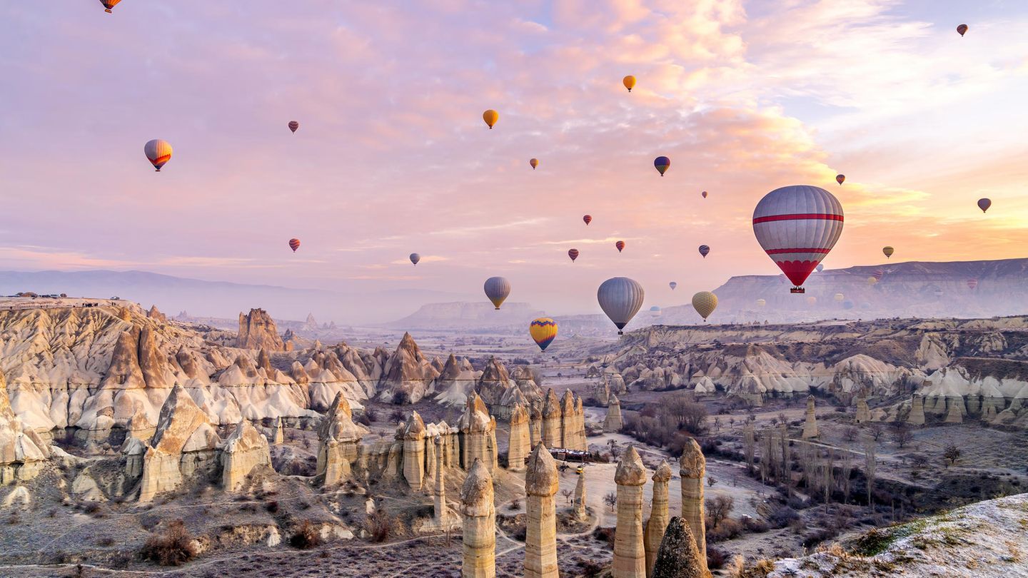 Die Türkei gilt als Hotspot für ambitionierte Badeurlauber, All-Inclusive-Fans und Kreuzfahrer. Mit mehr als 100 Campingplätzen und überschaubaren Stellplatz-Preisen, lohnt sich die Anreise mit dem Camper in das kulturreiche Land aber mindestens genauso.   Durchschnittlicher Preis pro Nacht: 14,59 Euro