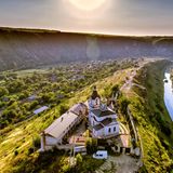 Zwischen den Weinbergen und Wäldern Moldawiens erwachsen immer mehr Campingplätze. Noch ist die Zahl der Stellplätze in dem osteuropäischen Land allerdings überschaubar. Wer schnell ist, kann aber einen günstigen Platz mitten in der Natur ergattern. Auch Wildcampen ist erlaubt.   Durchschnittlicher Preis pro Nacht: 14,67 Euro