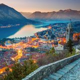 Kroatien gehört zu den bekannteren Urlaubszielen an der Adriaküste – aber Nachbarland Montenegro hat zumindest landschaftlich genauso viel zu bieten. Camper dürfen sich in dem Land zwischen Küste und Bergen über mehr als 50 Plätze freuen, auf denen sie preiswert übernachten können. Wildcampen ist hier allerdings leider nicht erlaubt.   Durchschnittlicher Preis pro Nacht: 16,60 Euro