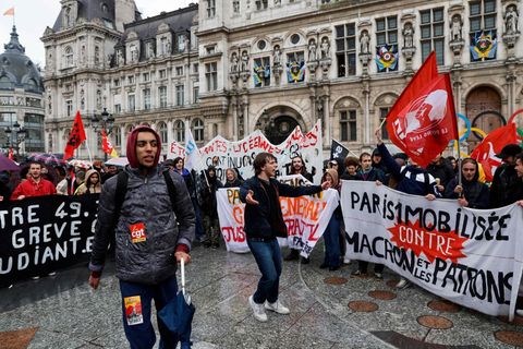 Demonstrierende vor dem Pariser Rathaus vor der Entscheidung des Verfassungsrates von Frankreich