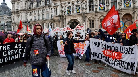 Demonstrierende vor dem Pariser Rathaus vor der Entscheidung des Verfassungsrates von Frankreich