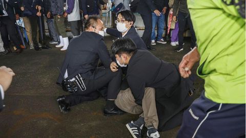 Sicherheitskräfte halten einen Mann fest, der bei einem Wahlkampfauftritt des japanischen Regierungschefs Fumio Kishida eine Rauchbombe geworfen haben soll.