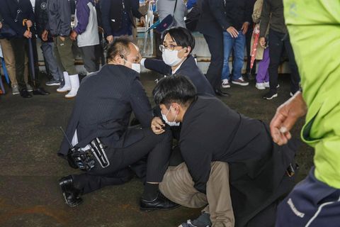 Sicherheitskräfte halten einen Mann fest, der bei einem Wahlkampfauftritt des japanischen Regierungschefs Fumio Kishida eine Rauchbombe geworfen haben soll.