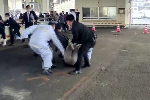 Bei Wahlkampfauftritt: Rauchbombe geworfen: Japans Ministerpräsident Kishida nach Explosion unverletzt