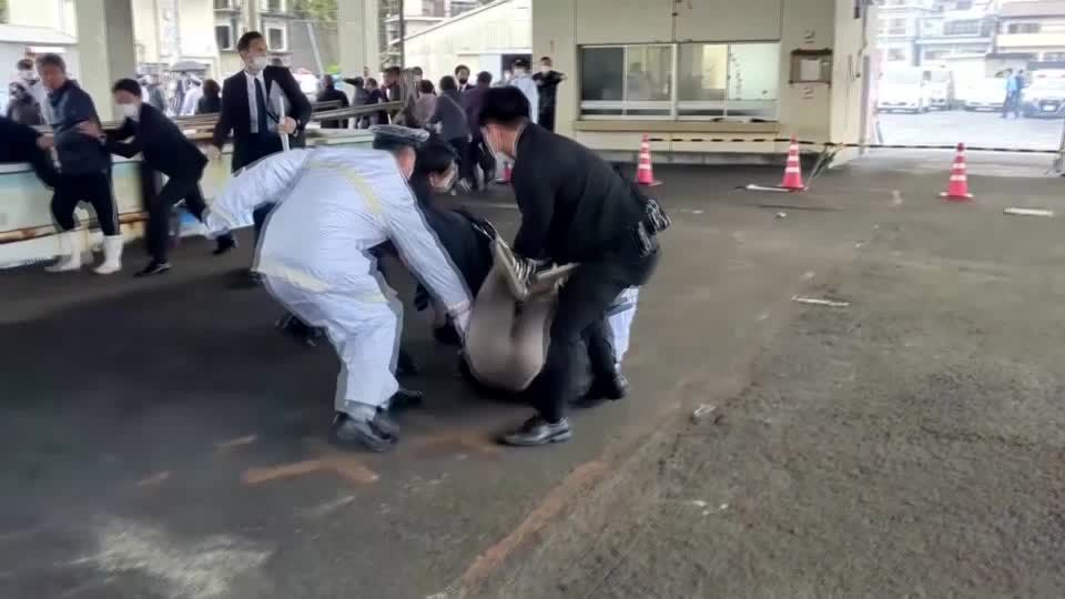 Bei Wahlkampfauftritt: Rauchbombe geworfen: Japans Ministerpräsident Kishida nach Explosion unverletzt