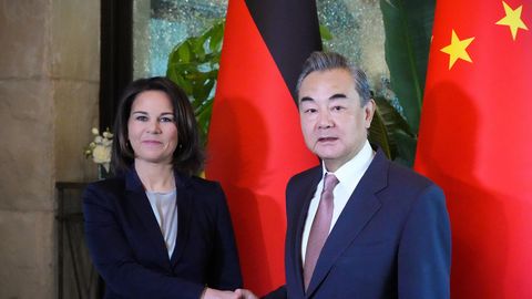Bundesaußenministerin Annalena Baerbock hat sich bei ihrer China-Reise unter anderem mit Wang Yi, Mitglied des Politbüros und Direktor des Büros der Kommission für Auswärtige Angelegenheiten des Zentralkomitees Chinas, getroffen. 