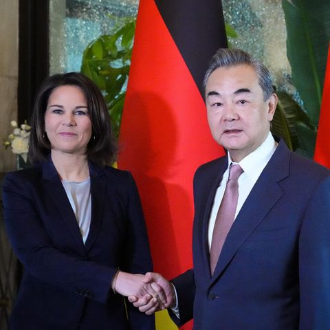 Bundesaußenministerin Annalena Baerbock hat sich bei ihrer China-Reise unter anderem mit Wang Yi, Mitglied des Politbüros und Direktor des Büros der Kommission für Auswärtige Angelegenheiten des Zentralkomitees Chinas, getroffen. 