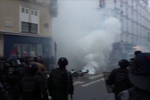 Video: Frankreichs Präsident Macron unterzeichnet umstrittenes Rentengesetz - und die Proteste halten an