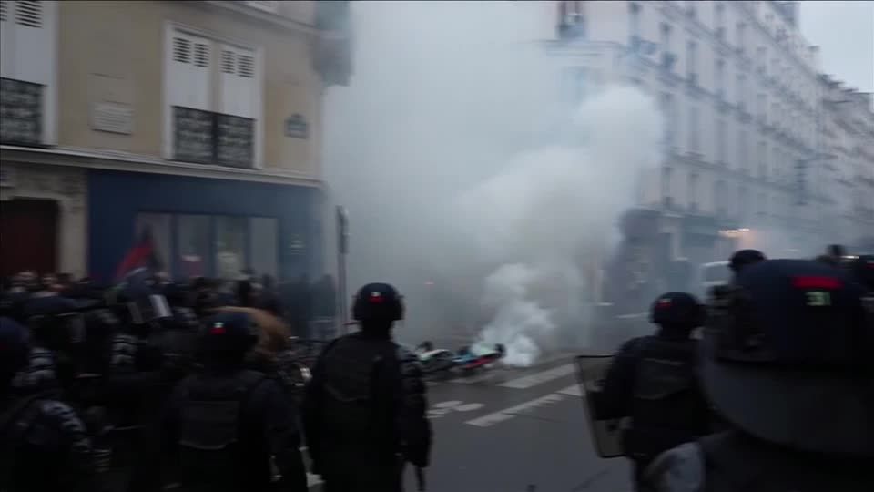 Video: Frankreichs Präsident Macron unterzeichnet umstrittenes Rentengesetz - und die Proteste halten an