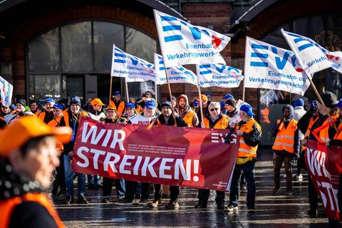 Ein deutschlandweites Bild: Ende März legten die Angestellten im öffentlichen Dienst ihre Arbeit nieder. Eine Schlichtungskommission macht nun einen Vorschlag im Tarifkonflikt.