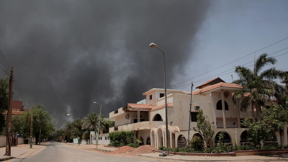 Rauch steigt aus einem Wohnviertel in Khartum auf. In Sudans Hauptstadt sind Spannungen zwischen den Streitkräften und paramilitärischen Gruppen eskaliert. 
