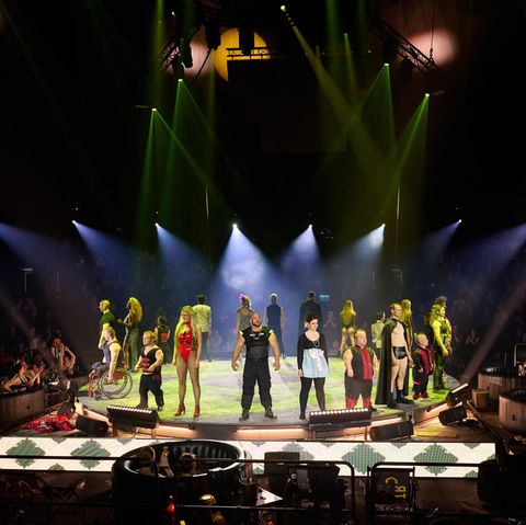 Künstlerinnen und Künstler kommen am Ende der Premiere von "The Greatest Comedian Freakshow" auf die Bühne