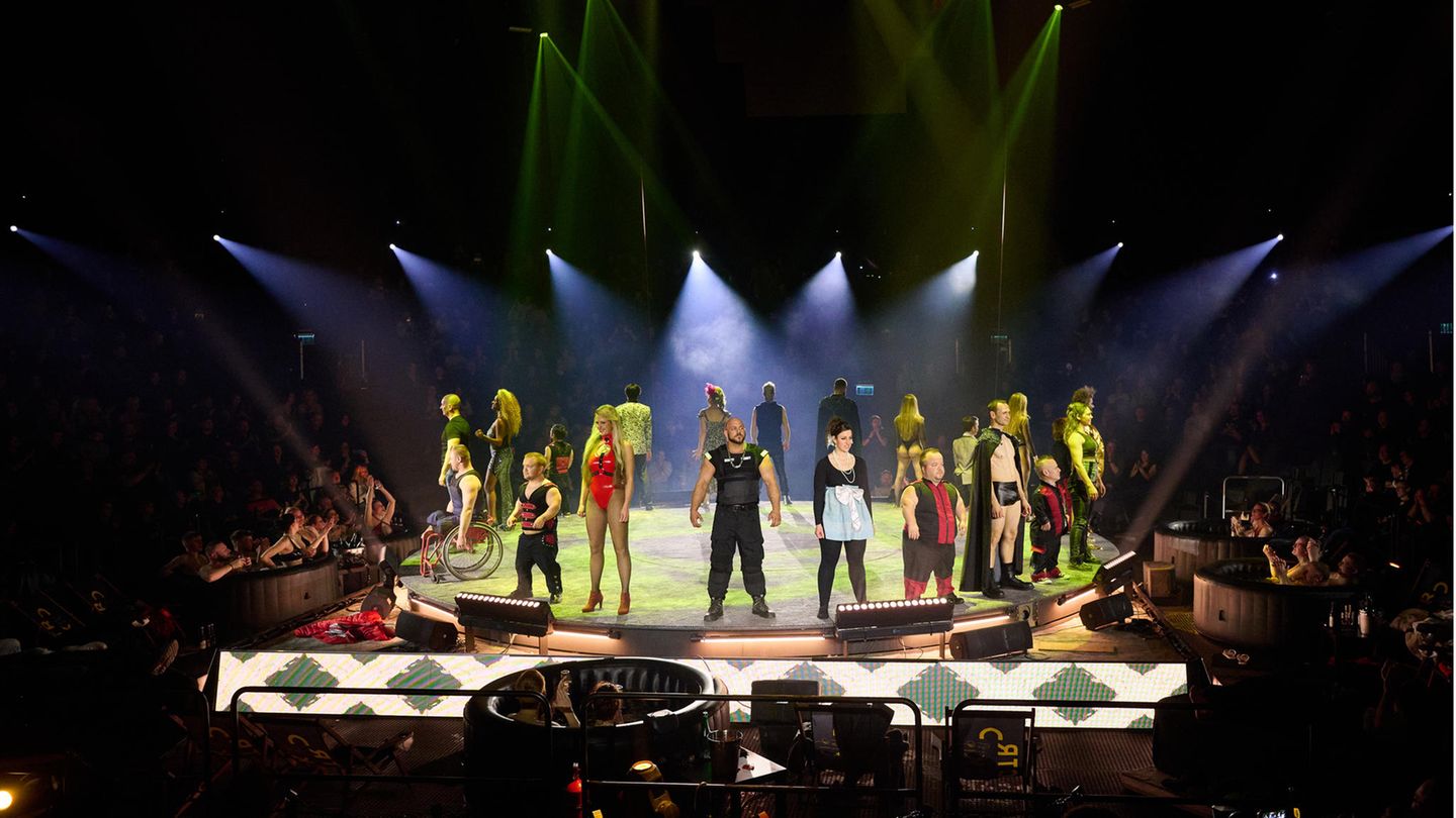 Künstlerinnen und Künstler kommen am Ende der Premiere von "The Greatest Comedian Freakshow" auf die Bühne