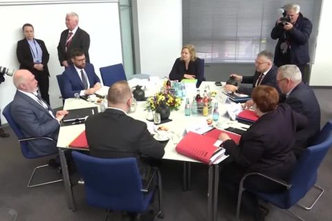 Video: Tarifstreit: Schlichtungskommission legt Einigungsempfehlung vor