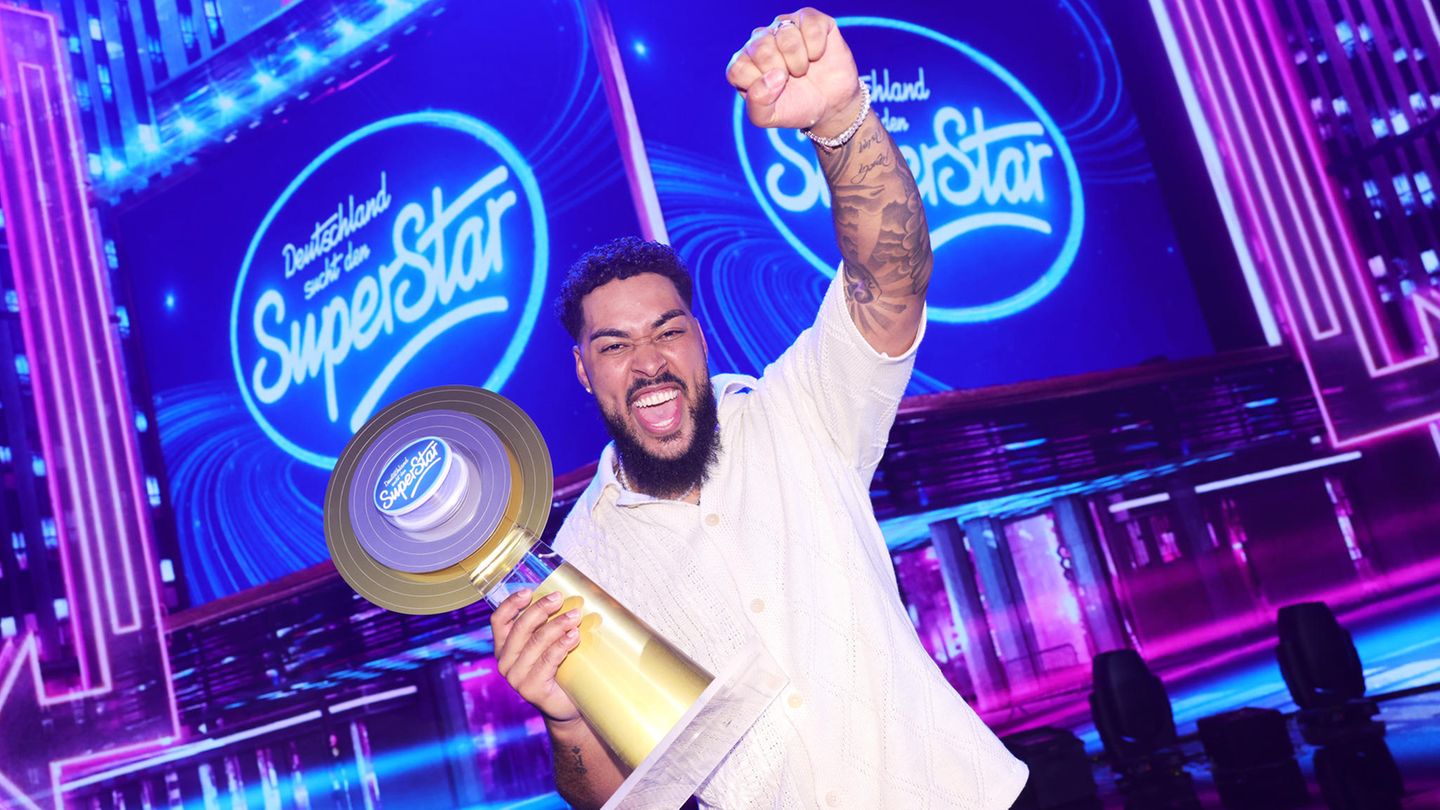 Finale 2023: Sem Eisinger (2023) Zum 20. Geburtstag von DSDS kehrte Dieter Bohlen zurück in die Jury und zeigte sich begeistert von dem 29-Jährigen aus Frankfurt am Main. "Der singt mich ja durch die Wand", konstatierte Bohlen ob des Gesangstalents. Für Eisinger wurde es im Finale emotional. Mit "Don't let me go" präsentierte er seinen ersten eigenen Song, den er seinem vor Kurzem gestorbenen Vater widmete. Sem Eisinger (2023) Zum 20. Geburtstag von DSDS kehrte Dieter Bohlen zurück in die Jury und zeigte sich begeistert von dem 29-Jährigen aus Frankfurt am Main. "Der singt mich ja durch die Wand", konstatierte Bohlen ob des Gesangstalents. Für Eisinger wurde es im Finale emotional. Mit "Don't let me go" präsentierte er seinen ersten eigenen Song, den er seinem vor Kurzem gestorbenen Vater widmete.