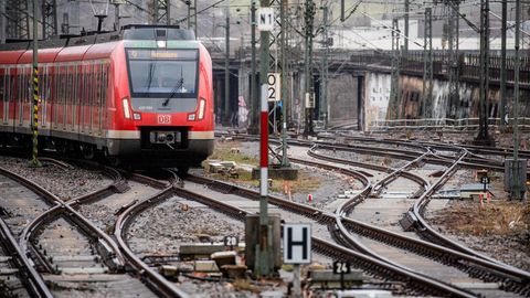 Zug der Deutschen Bahn auf der Schiene
