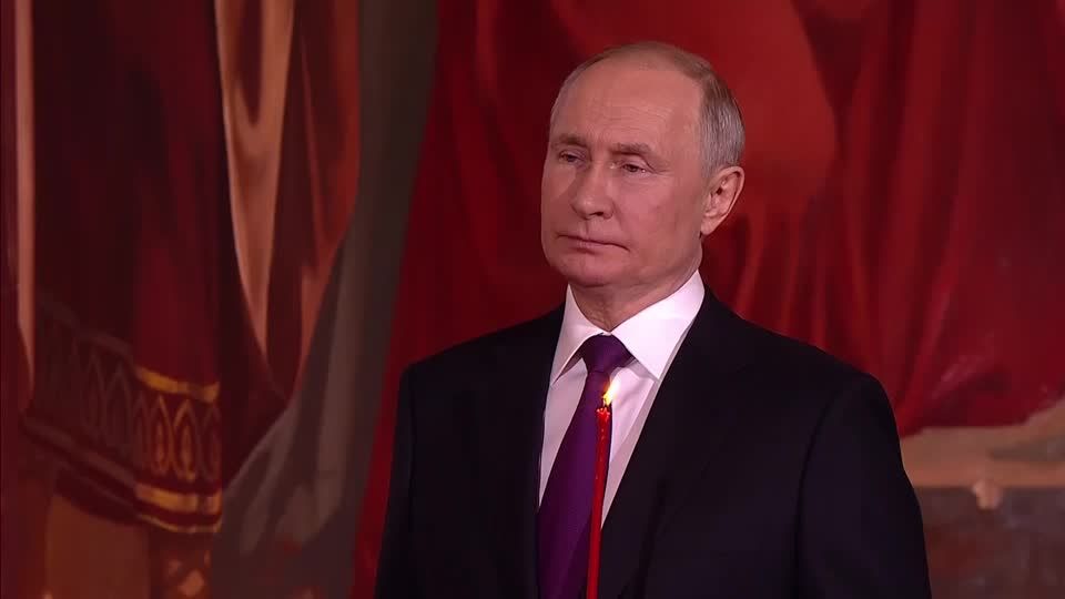 Video: Orthodoxe Christen feiern Ostern - darunter auch Wladimir Putin