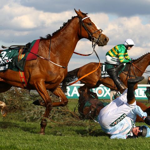 Gefährlich für Ross und Reiter: Sturz-Szene vom Grand National-Festival in Aintree 