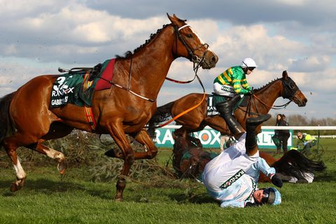 Gefährlich für Ross und Reiter: Sturz-Szene vom Grand National-Festival in Aintree 
