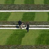 Die Aktivisten versuchten, sich an der Strecke festzumachen. Der Start des Rennens verzögerte sich dadurch um einige Minuten. 