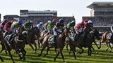 Das traditionsreiche Grand National wird seit 1836 in Aintree bei Liverpool ausgetragen.