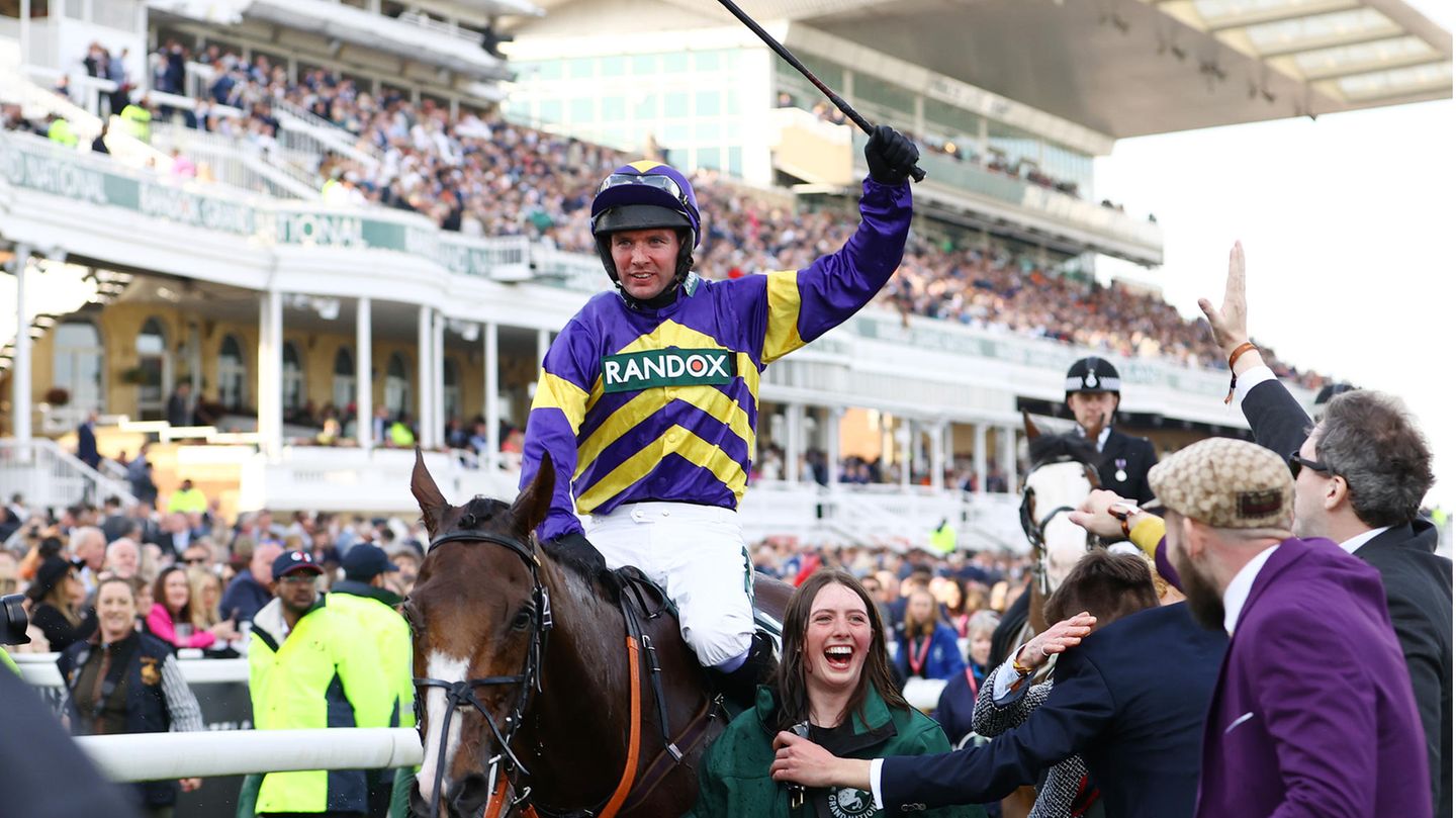 Der Sieger lässt sich dennoch feiern: Derek Fox gewinnt auf Corach Rambler die 175. Ausgabe des Grand National.