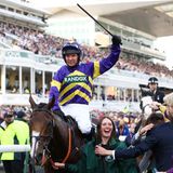 Der Sieger lässt sich dennoch feiern: Derek Fox gewinnt auf Corach Rambler die 175. Ausgabe des Grand National.