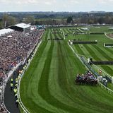 Der rund sieben Kilometer lange Rundkurs gilt wegen seiner schwierigen Hindernisse und der Unfallgefahr als äußerst gefährlich.