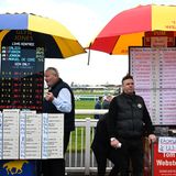 Ein Fest auch für die Wettanbieter: Beim Grand National wird traditionell um viel Geld gewettet.