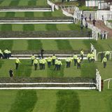 Kurz vor dem Hauptrennen am Samstag stürmten Tierschützer auf die Strecke, um gegen das Event zu demonstrieren. Die Polizei schritt ein.