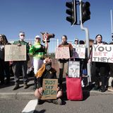 Proteste in Aintree, auch eine Zufahrt zur Rennstrecke blockierten die Demonstranten zeitweise.