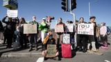 Proteste in Aintree, auch eine Zufahrt zur Rennstrecke blockierten die Demonstranten zeitweise.